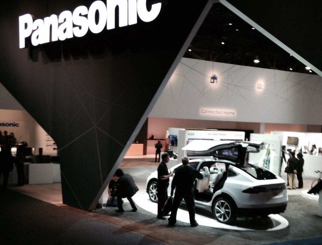 Tesla benennt Assistenzsystem in Europa um 1 Tesla-Fahrzeug auf einer Automesse am Messestand von Panasonic.