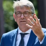 Wolfram Weimer spricht im Freien und gestikuliert mit erhobener Hand.