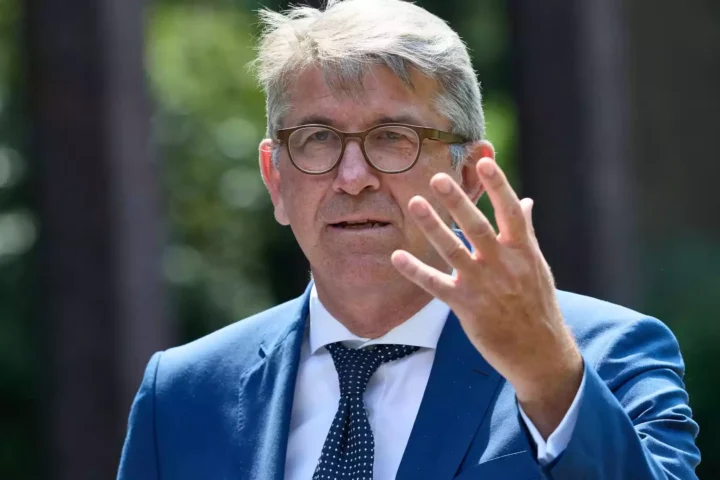 Wolfram Weimer spricht im Freien und gestikuliert mit erhobener Hand.