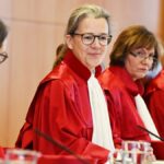 Richterinnen und Richter des Bundesverfassungsgerichts in roten Roben bei einer Sitzung in Karlsruhe.