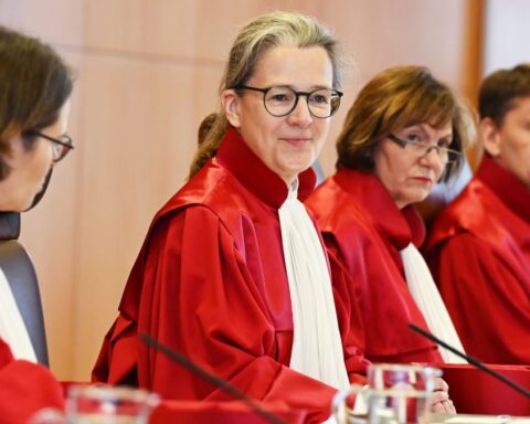Richterinnen und Richter des Bundesverfassungsgerichts in roten Roben bei einer Sitzung in Karlsruhe.