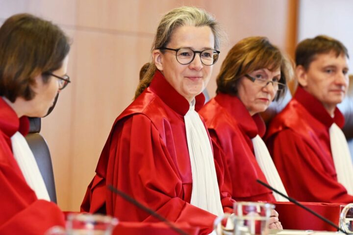 Richterinnen und Richter des Bundesverfassungsgerichts in roten Roben bei einer Sitzung in Karlsruhe.