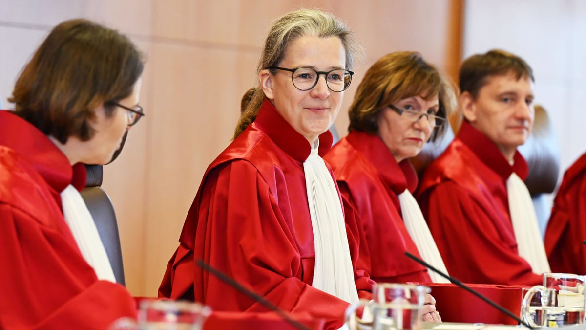 Richterinnen und Richter des Bundesverfassungsgerichts in roten Roben bei einer Sitzung in Karlsruhe.