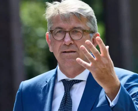 Wolfram Weimer spricht im Freien und hebt eine Hand vor dem Gesicht.