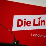 Rotes Podium mit dem Schriftzug „Die Linke“ und „Landesverband Berlin“.