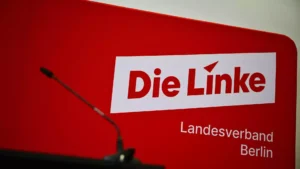 Rotes Podium mit dem Schriftzug „Die Linke“ und „Landesverband Berlin“.