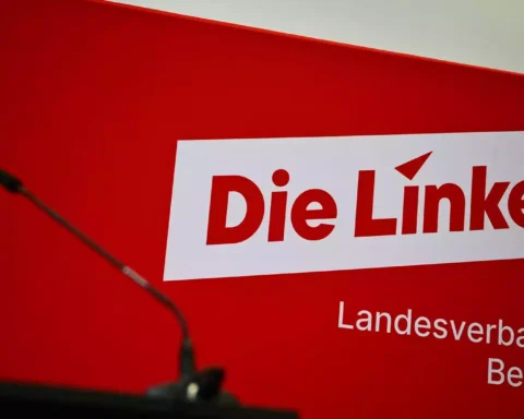 Rotes Podium mit dem Schriftzug „Die Linke“ und „Landesverband Berlin“.