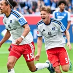 HSV-Spieler jubeln nach einer Szene im Fußballspiel auf dem Rasen.
