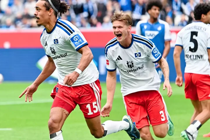 HSV-Spieler jubeln nach einer Szene im Fußballspiel auf dem Rasen.