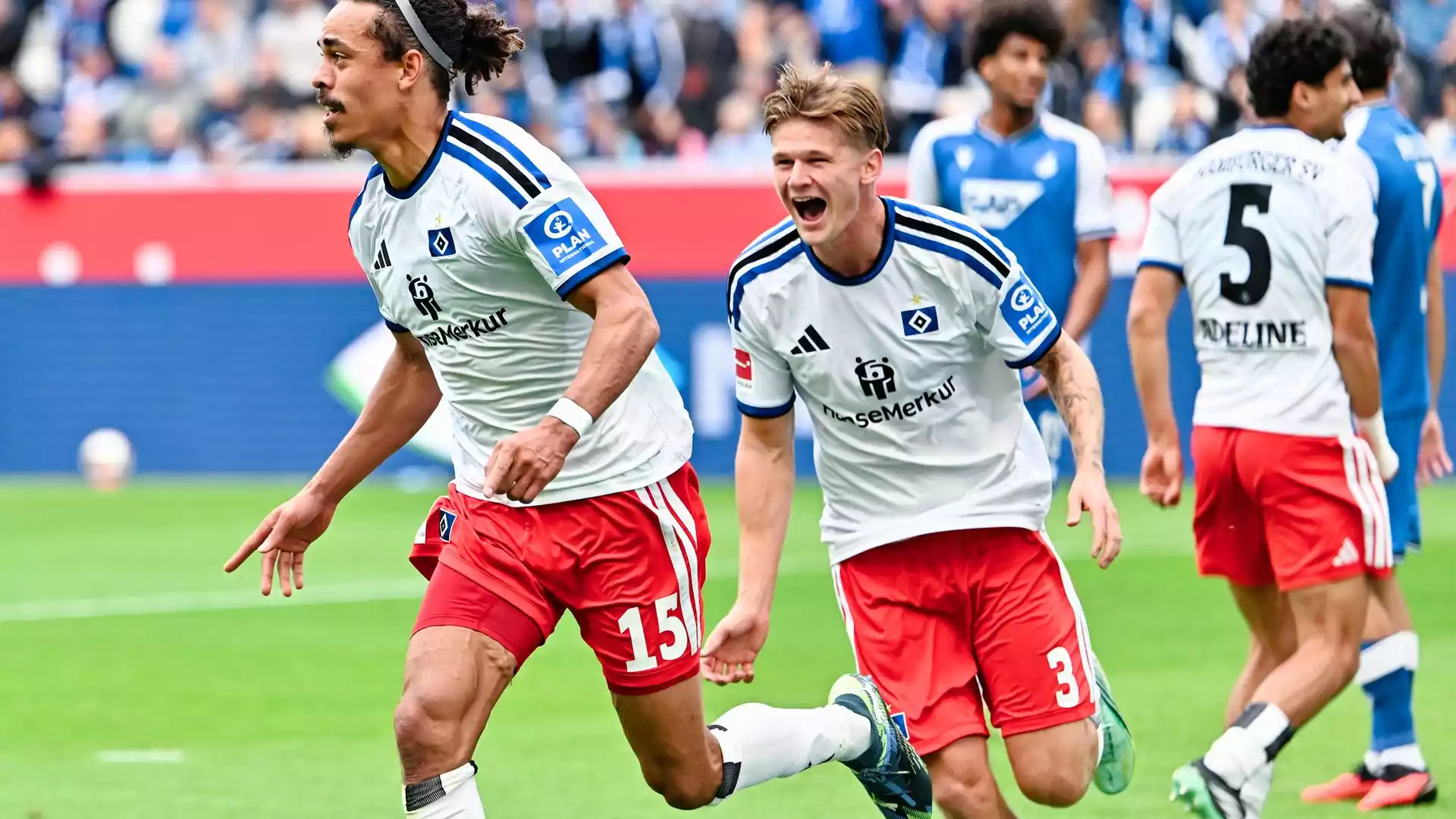 HSV-Spieler jubeln nach einer Szene im Fußballspiel auf dem Rasen.