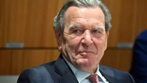 Gerhard Schröder in einem dunklen Anzug bei einer Veranstaltung.