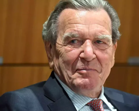 Gerhard Schröder in einem dunklen Anzug bei einer Veranstaltung.