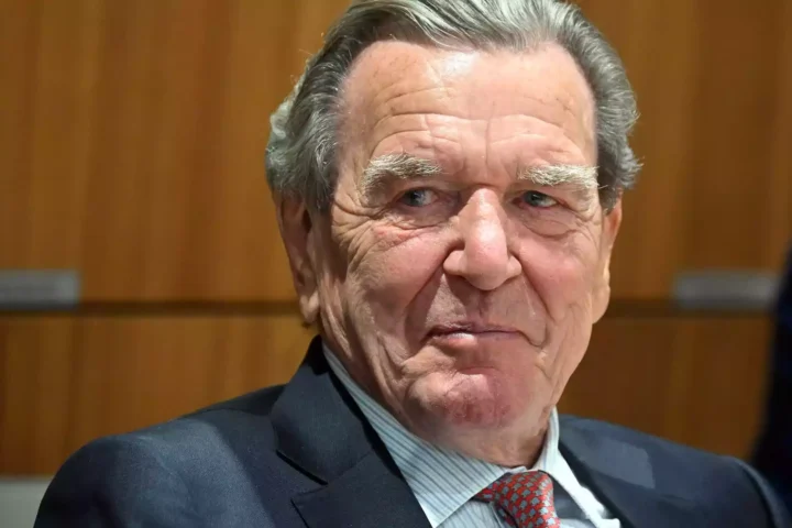 Gerhard Schröder in einem dunklen Anzug bei einer Veranstaltung.
