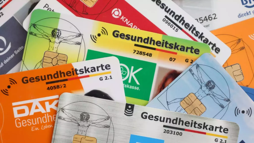 Mehrere gesetzliche Krankenkassenkarten liegen übereinander.
