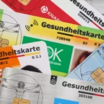 Mehrere gesetzliche Krankenkassenkarten liegen übereinander.