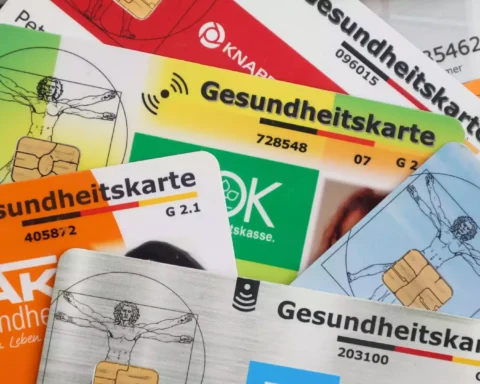 Mehrere gesetzliche Krankenkassenkarten liegen übereinander.