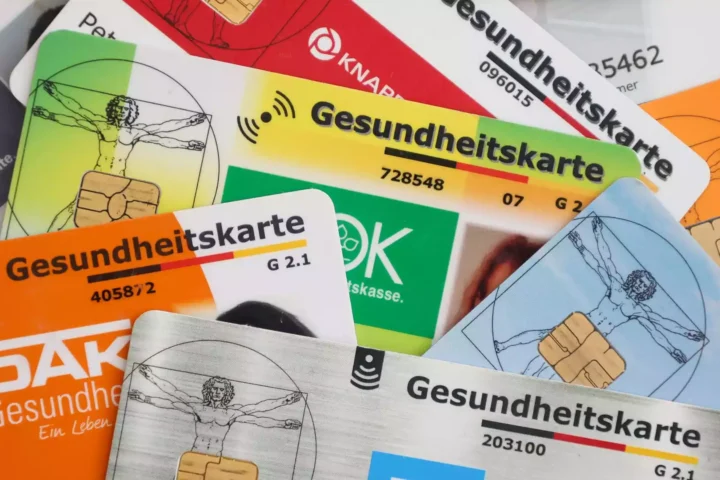 Mehrere gesetzliche Krankenkassenkarten liegen übereinander.