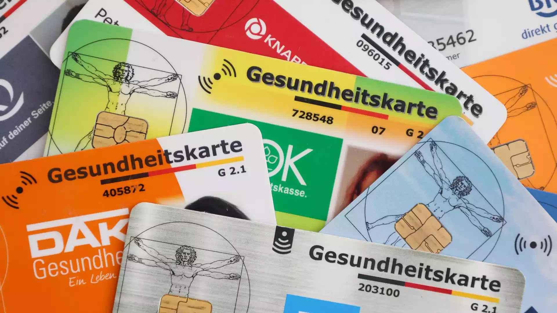 Koalition plant Sparpaket gegen steigende Krankenkassenbeiträge 2027 1 Mehrere gesetzliche Krankenkassenkarten liegen übereinander.