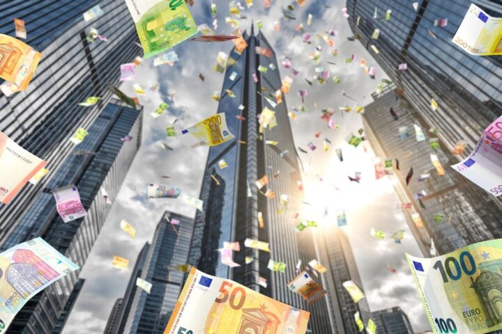 Euro-Banknoten schweben vor modernen Hochhäusern in einer Finanzszene.