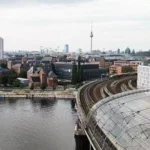 Blick über die Berliner Innenstadt mit Fernsehturm und Spree.