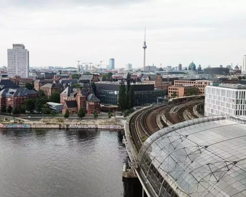 Blick über die Berliner Innenstadt mit Fernsehturm und Spree.