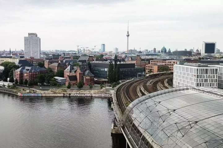 Blick über die Berliner Innenstadt mit Fernsehturm und Spree.
