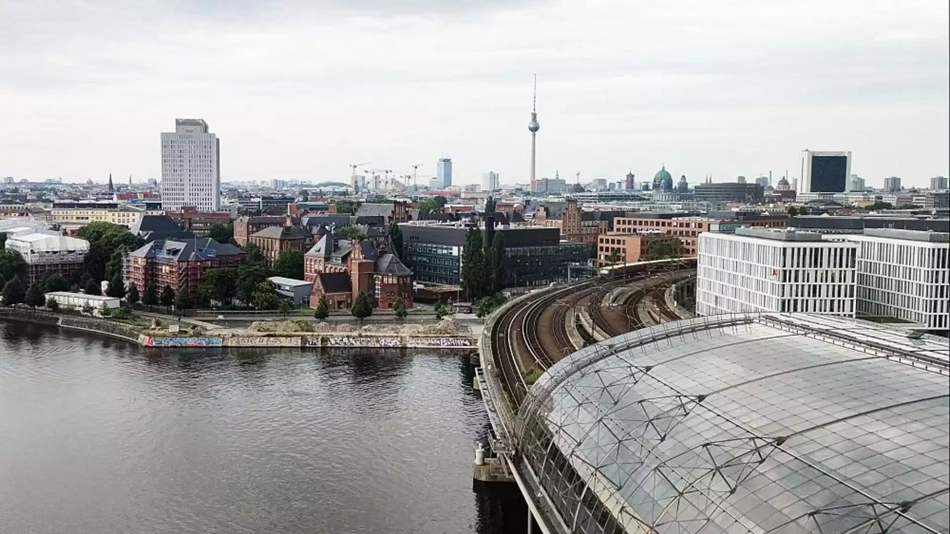 Blick über die Berliner Innenstadt mit Fernsehturm und Spree.