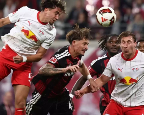 Spieler von RB Leipzig und Eintracht Frankfurt kämpfen im Kopfballduell um den Ball.