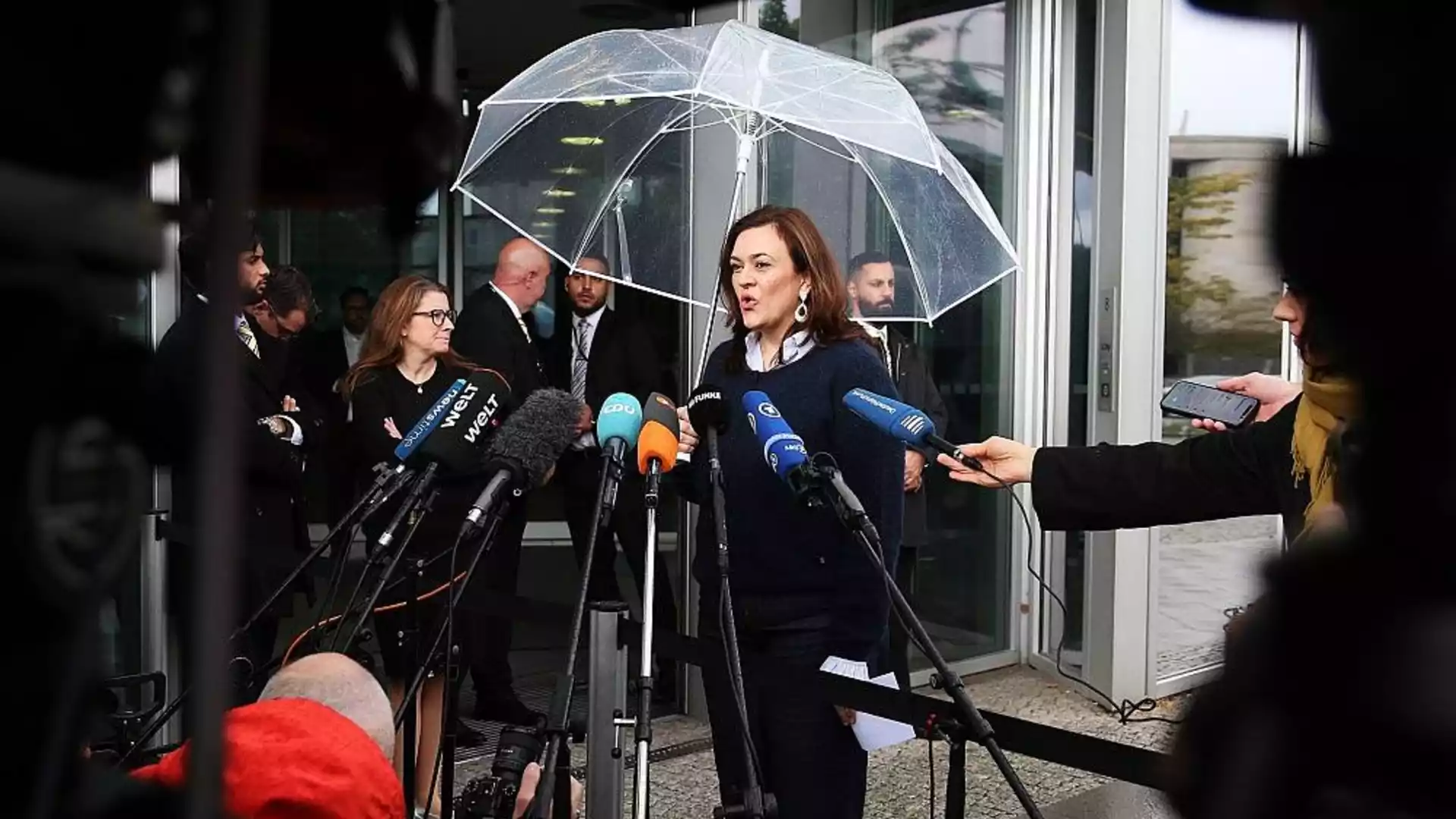 CDU-Spitze berät in Berlin über Kurs nach drei Wahlniederlagen 1 Eine Politikerin spricht vor einem Eingang unter einem transparenten Schirm in ein Mikrofonbündel, umgeben von Journalisten.
