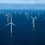 Offshore-Windpark mit mehreren Windrädern im Meer