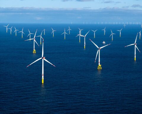 Offshore-Windpark mit mehreren Windrädern im Meer
