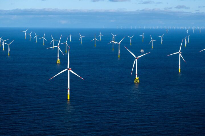 Offshore-Windpark mit mehreren Windrädern im Meer