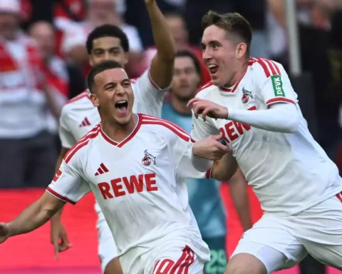 Spieler des 1. FC Köln jubeln nach einem Tor vor den Fans im Stadion.
