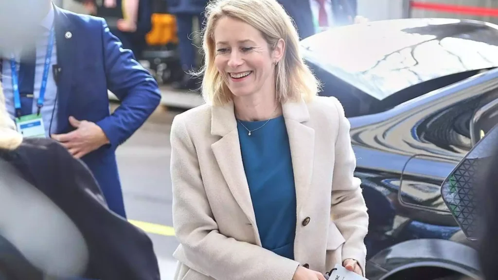 Kaja Kallas lächelt neben einem Fahrzeug bei einem öffentlichen Termin.