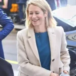Kaja Kallas lächelt neben einem Fahrzeug bei einem öffentlichen Termin.