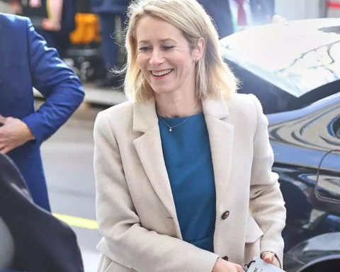 Kaja Kallas lächelt neben einem Fahrzeug bei einem öffentlichen Termin.