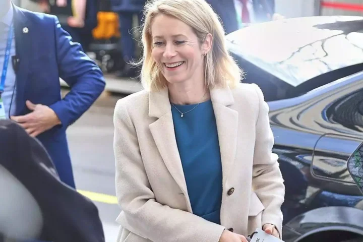Kaja Kallas lächelt neben einem Fahrzeug bei einem öffentlichen Termin.