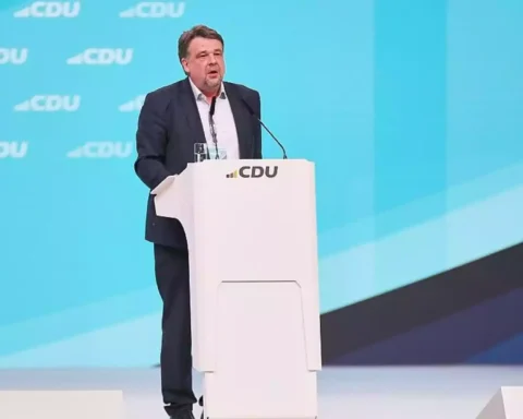 Mann spricht an einem Podium vor einem CDU-Hintergrund.