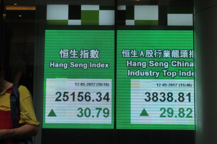 Elektronische Börsentafeln mit dem Hang-Seng-Index und dem Hang-Seng-China-Industry-Top-Index in Grün.