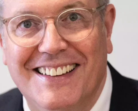 Porträt von Alexander Schweitzer mit Brille und Lächeln.
