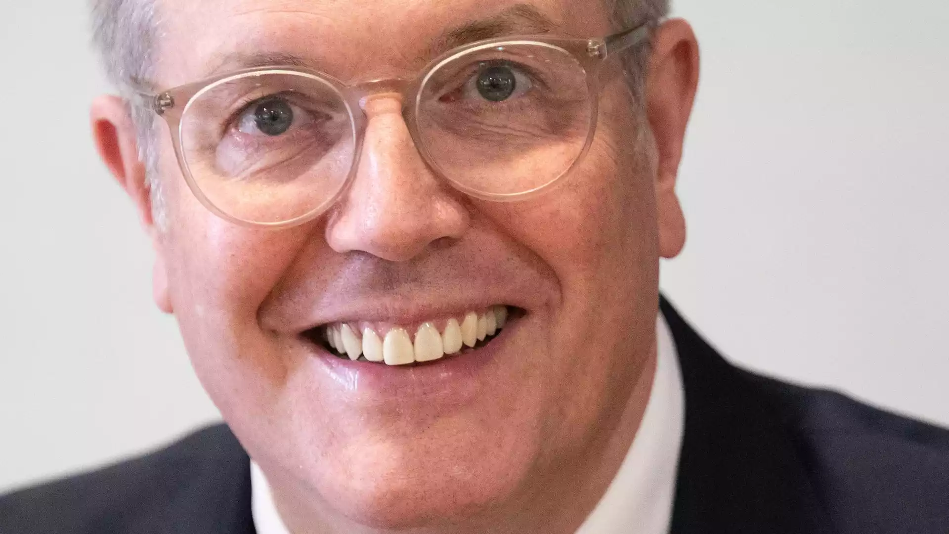 Alexander Schweitzer soll nach Rücktritt von Bärbel Bas Arbeitsminister werden 1 Porträt von Alexander Schweitzer mit Brille und Lächeln.
