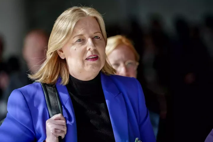 Bärbel Bas in blauem Blazer und schwarzem Oberteil bei einem Auftritt im Freien.