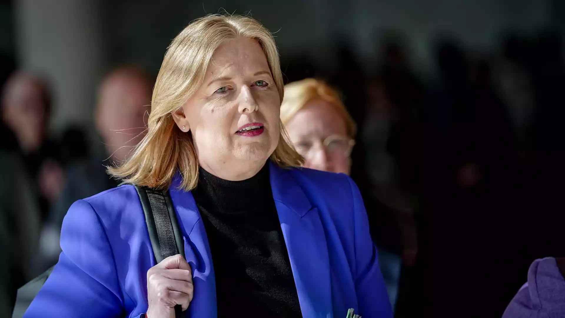 Bärbel Bas in blauem Blazer und schwarzem Oberteil bei einem Auftritt im Freien.