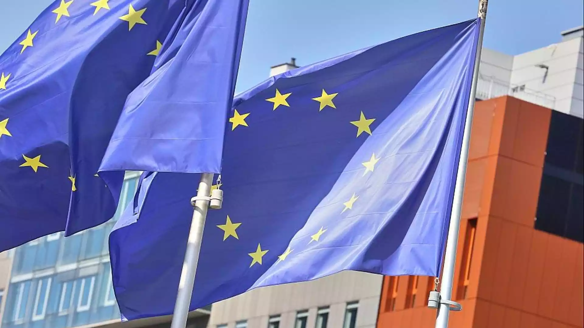 EU beschließt Sanktionen gegen knapp 1.600 russische Ziele 1 EU-Flaggen vor einem modernen Gebäude im Wind.