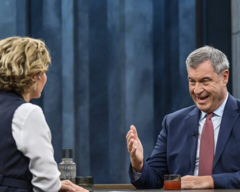 Markus Söder sitzt in einer TV-Sendung im Studio und spricht mit einer Moderatorin.