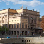 Das Gebäude der Königlich-Schwedischen Akademie der Wissenschaften in Stockholm bei sonnigem Wetter.