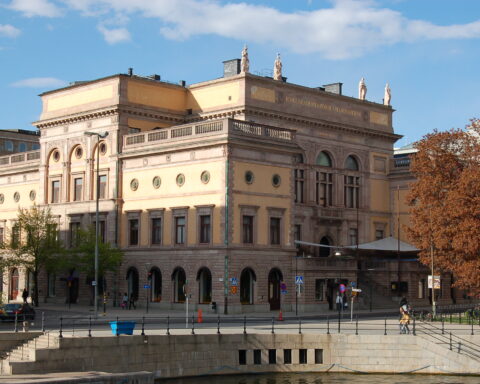 Das Gebäude der Königlich-Schwedischen Akademie der Wissenschaften in Stockholm bei sonnigem Wetter.