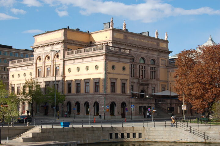 Das Gebäude der Königlich-Schwedischen Akademie der Wissenschaften in Stockholm bei sonnigem Wetter.
