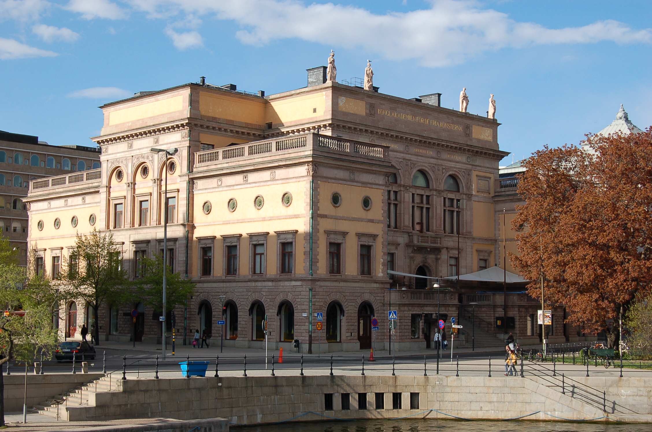 Das Gebäude der Königlich-Schwedischen Akademie der Wissenschaften in Stockholm bei sonnigem Wetter.