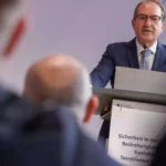 Alexander Dobrindt spricht an einem Rednerpult bei einer Veranstaltung des Bundesamts für Verfassungsschutz.